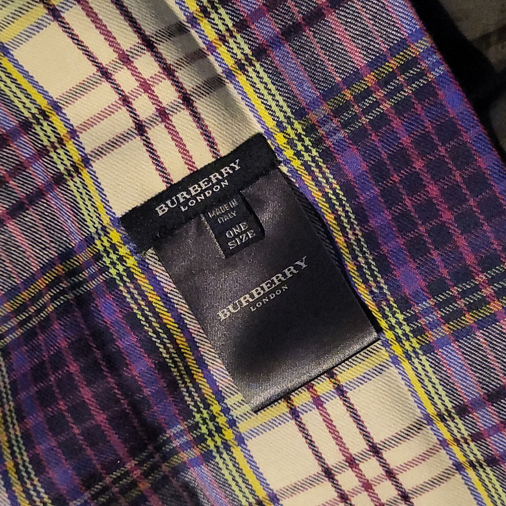 Never worn! Purple and white authentic Burberry wool scarf.